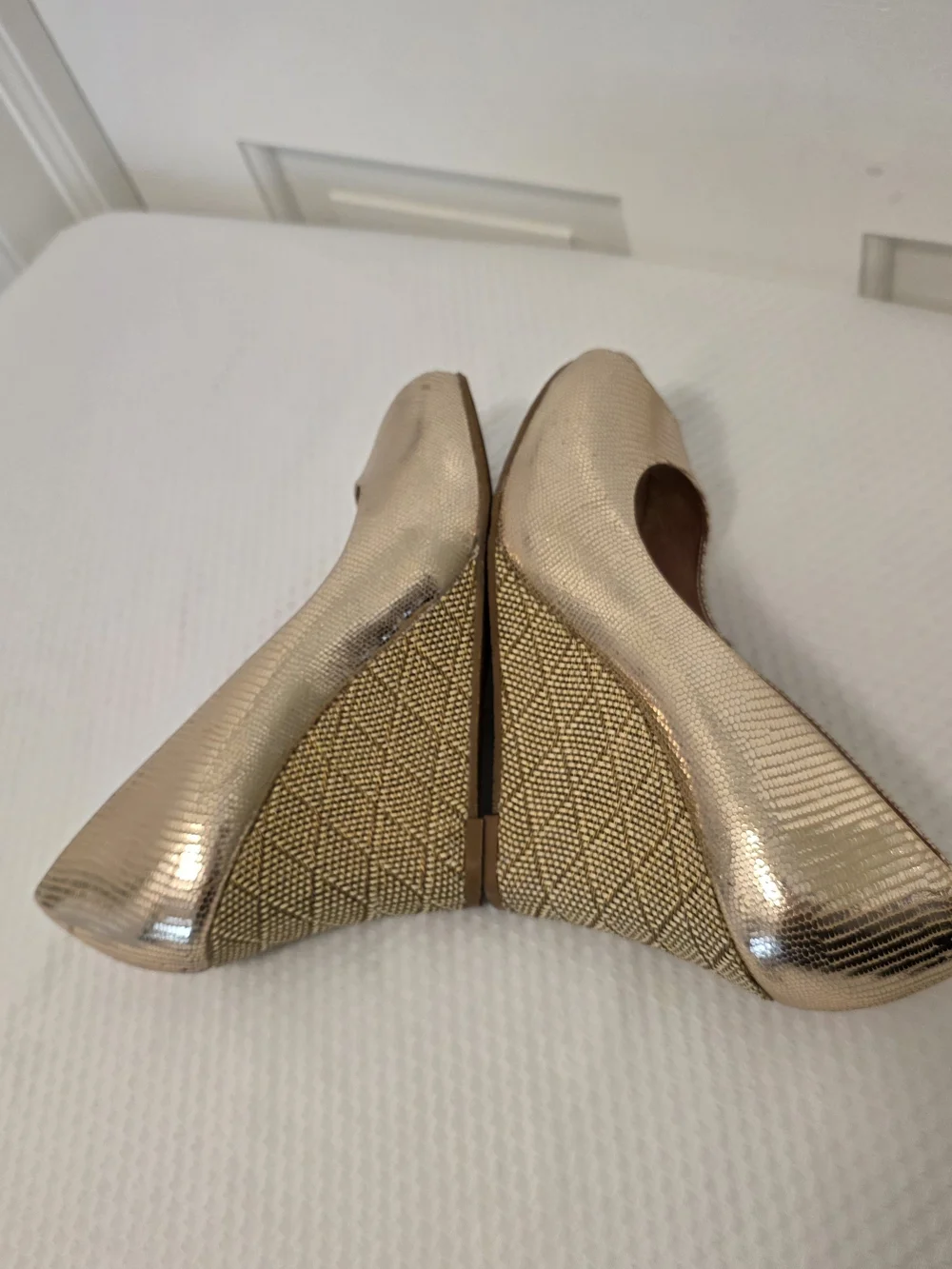 LILLY PULITZER Gold Resort Chic Peep Toe Wedge Metallic Reptile Pumps 6 Leather